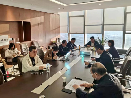 1118新聞稿-駐馬店市產業(yè)投資集團有限公司黨委理論中心組學習貫徹十九屆六中全會精神360.png